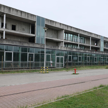 Nowy kompleks budynków w Tyskich Miejskich Szkołach, przeznaczony dla zielonej gospodarki, otrzymuje wsparcie z Unii Europejskiej. (wygenerowano przez AI)