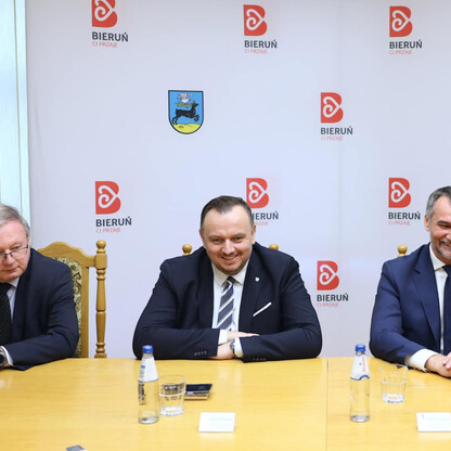 Zespół ekspertów w Bieruniu omawia projekt modernizacji drogi wojewódzkiej i przejazdu kolejowego, który ma znaczący wpływ na bezpieczeństwo i płynność ruchu w regionie. (wygenerowano przez AI)