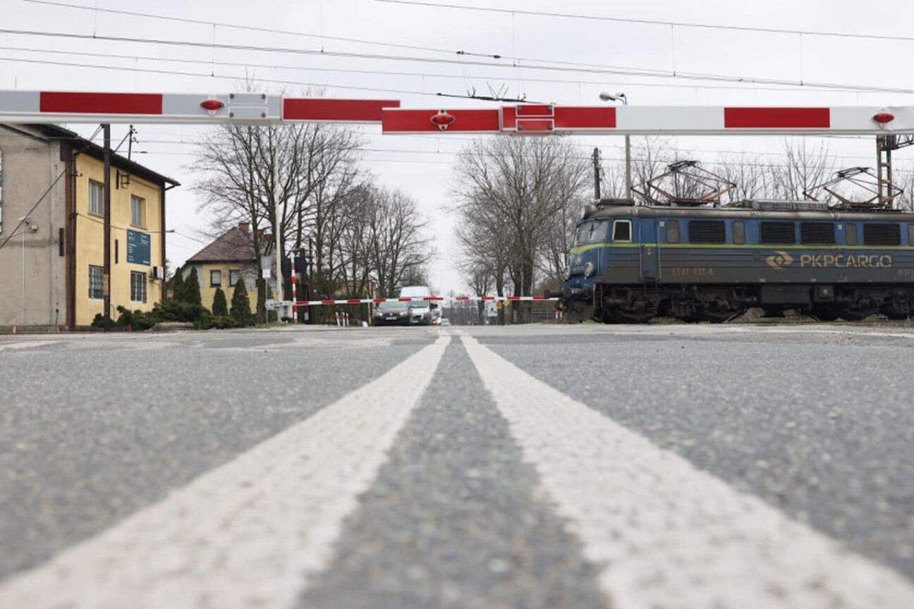 Mężczyzna w garniturze prezentuje plan inwestycji drogowej na ekranie, wskazując na mapę w Bieruniu, Polska. (wygenerowano przez AI)