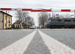 Mężczyzna w garniturze prezentuje plan inwestycji drogowej na ekranie, wskazując na mapę w Bieruniu, Polska. (wygenerowano przez AI)