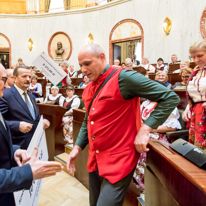 Wręczenie czeków - wspierania rozwoju gospodyń wiejskich. fot. Tomasz Żak / UMWS