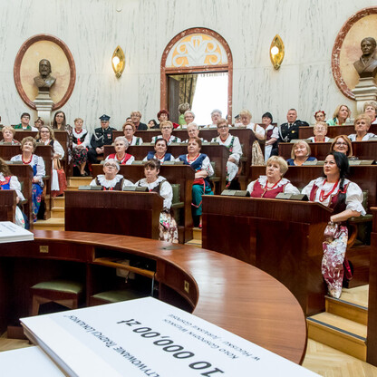 Wręczenie czeków - wspierania rozwoju gospodyń wiejskich. fot. Tomasz Żak / UMWS