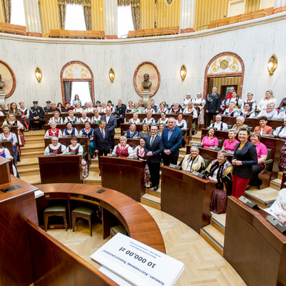 Wręczenie czeków - wspierania rozwoju gospodyń wiejskich. fot. Tomasz Żak / UMWS