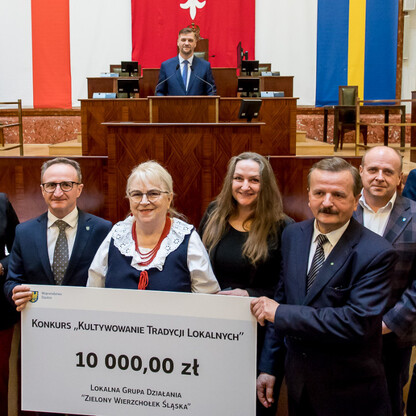 Wręczenie czeków - wspierania rozwoju gospodyń wiejskich. fot. Tomasz Żak / UMWS