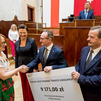 Wręczenie czeków - wspierania rozwoju gospodyń wiejskich. fot. Tomasz Żak / UMWS