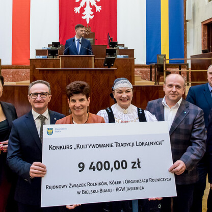 Wręczenie czeków - wspierania rozwoju gospodyń wiejskich. fot. Tomasz Żak / UMWS