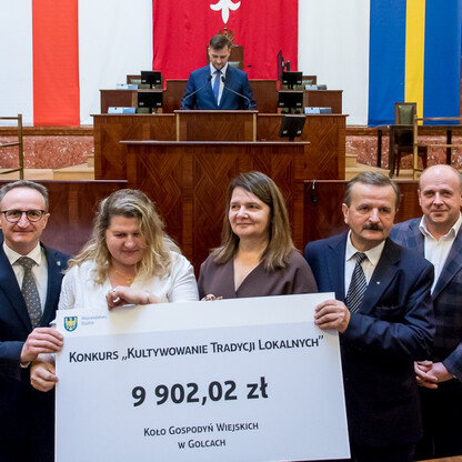Wręczenie czeków - wspierania rozwoju gospodyń wiejskich. fot. Tomasz Żak / UMWS