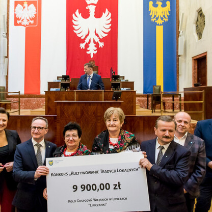 Wręczenie czeków - wspierania rozwoju gospodyń wiejskich. fot. Tomasz Żak / UMWS