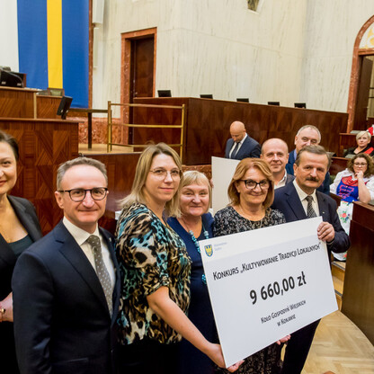 Wręczenie czeków - wspierania rozwoju gospodyń wiejskich. fot. Tomasz Żak / UMWS