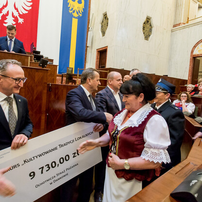 Wręczenie czeków - wspierania rozwoju gospodyń wiejskich. fot. Tomasz Żak / UMWS