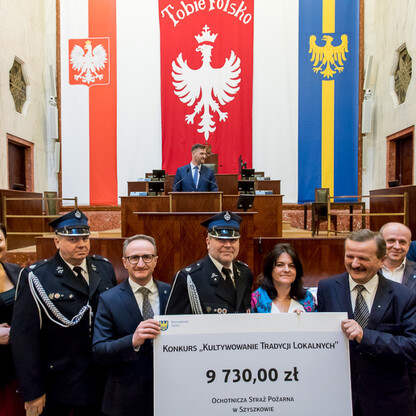 Wręczenie czeków - wspierania rozwoju gospodyń wiejskich. fot. Tomasz Żak / UMWS