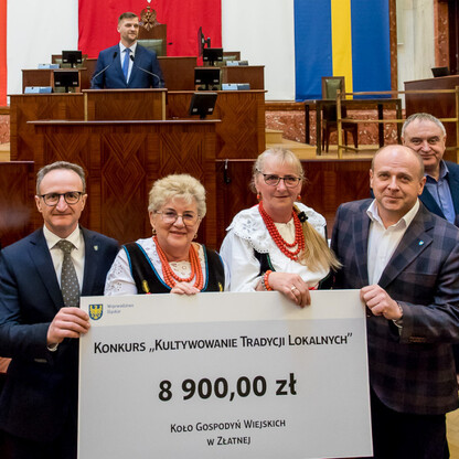 Wręczenie czeków - wspierania rozwoju gospodyń wiejskich. fot. Tomasz Żak / UMWS