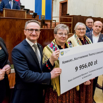 Wręczenie czeków - wspierania rozwoju gospodyń wiejskich. fot. Tomasz Żak / UMWS