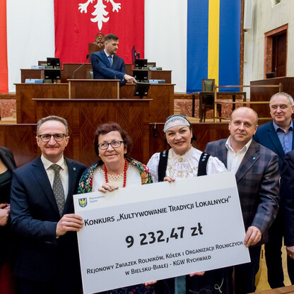 Wręczenie czeków - wspierania rozwoju gospodyń wiejskich. fot. Tomasz Żak / UMWS