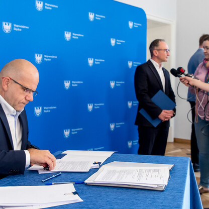 Podpisanie umowy na przebudowę DW491. fot. Tomasz Żaki / UMWS