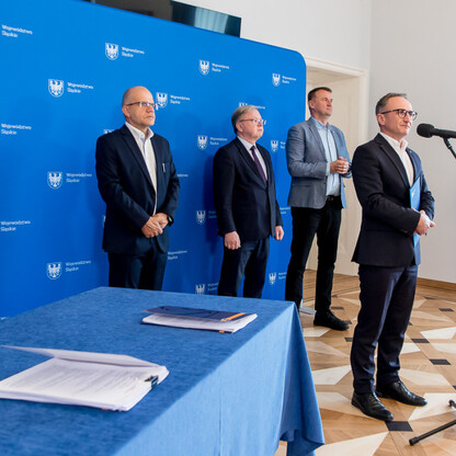 Podpisanie umowy na przebudowę DW491. fot. Tomasz Żaki / UMWS