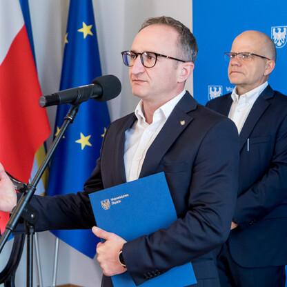 Podpisanie umowy na przebudowę DW491. fot. Tomasz Żaki / UMWS