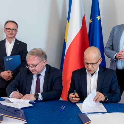 Podpisanie umowy na przebudowę DW491. fot. Tomasz Żaki / UMWS