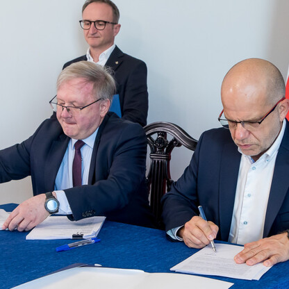 Podpisanie umowy na przebudowę DW491. fot. Tomasz Żaki / UMWS