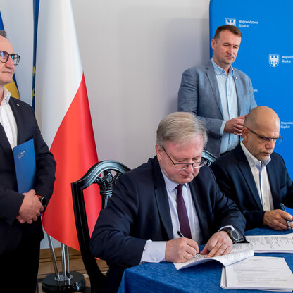 Podpisanie umowy na przebudowę DW491. fot. Tomasz Żaki / UMWS