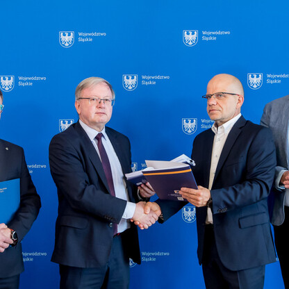 Podpisanie umowy na przebudowę DW491. fot. Tomasz Żaki / UMWS