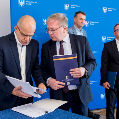 Podpisanie umowy na przebudowę DW491. fot. Tomasz Żaki / UMWS