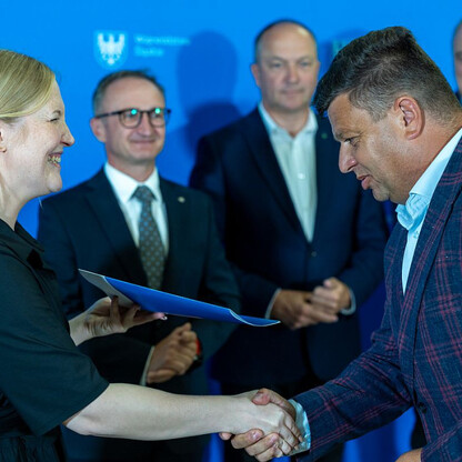 Wręczone dotacje dla 22 gmin z przeznaczeniem dla Ochotniczych Straży Pożarnych. fot. Andrzej Grygiel / UMWS