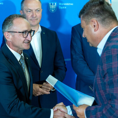 Wręczone dotacje dla 22 gmin z przeznaczeniem dla Ochotniczych Straży Pożarnych. fot. Andrzej Grygiel / UMWS