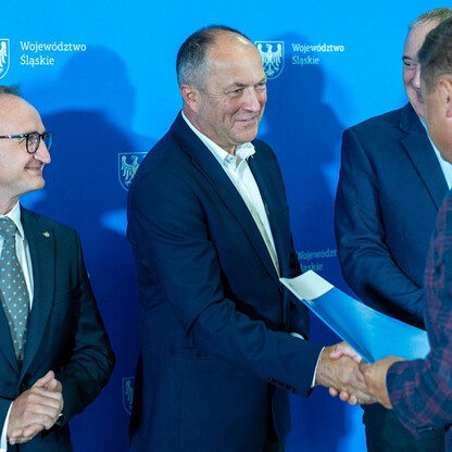 Wręczone dotacje dla 22 gmin z przeznaczeniem dla Ochotniczych Straży Pożarnych. fot. Andrzej Grygiel / UMWS
