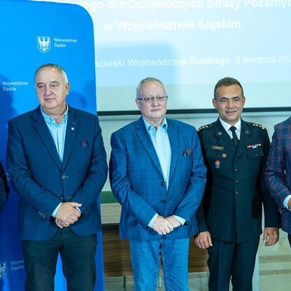 Wręczone dotacje dla 22 gmin z przeznaczeniem dla Ochotniczych Straży Pożarnych. fot. Andrzej Grygiel / UMWS