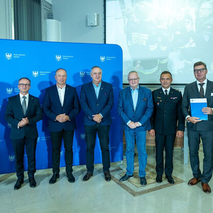 Wręczone dotacje dla 22 gmin z przeznaczeniem dla Ochotniczych Straży Pożarnych. fot. Andrzej Grygiel / UMWS