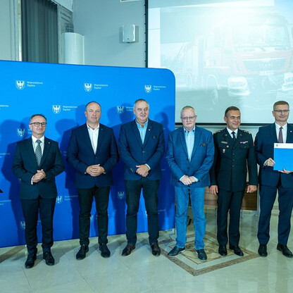 Wręczone dotacje dla 22 gmin z przeznaczeniem dla Ochotniczych Straży Pożarnych. fot. Andrzej Grygiel / UMWS