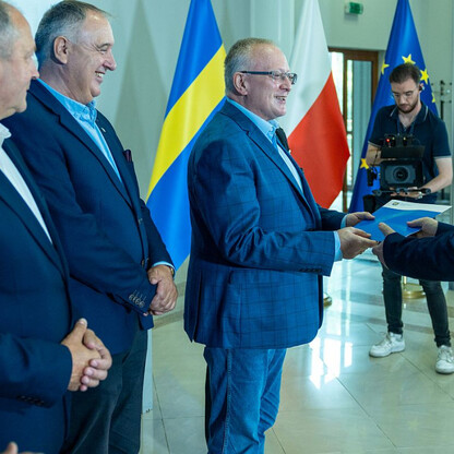 Wręczone dotacje dla 22 gmin z przeznaczeniem dla Ochotniczych Straży Pożarnych. fot. Andrzej Grygiel / UMWS