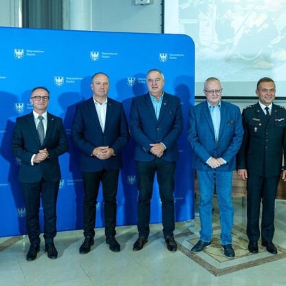 Wręczone dotacje dla 22 gmin z przeznaczeniem dla Ochotniczych Straży Pożarnych. fot. Andrzej Grygiel / UMWS