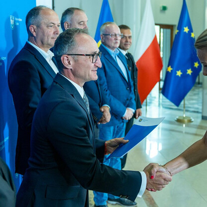 Wręczone dotacje dla 22 gmin z przeznaczeniem dla Ochotniczych Straży Pożarnych. fot. Andrzej Grygiel / UMWS