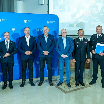 Wręczone dotacje dla 22 gmin z przeznaczeniem dla Ochotniczych Straży Pożarnych. fot. Andrzej Grygiel / UMWS