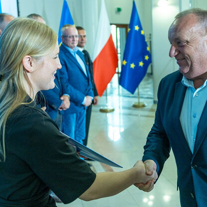 Wręczone dotacje dla 22 gmin z przeznaczeniem dla Ochotniczych Straży Pożarnych. fot. Andrzej Grygiel / UMWS