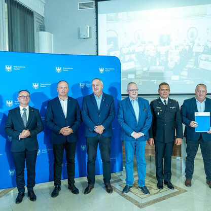 Wręczone dotacje dla 22 gmin z przeznaczeniem dla Ochotniczych Straży Pożarnych. fot. Andrzej Grygiel / UMWS
