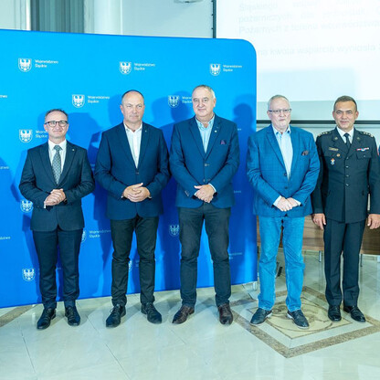 Wręczone dotacje dla 22 gmin z przeznaczeniem dla Ochotniczych Straży Pożarnych. fot. Andrzej Grygiel / UMWS