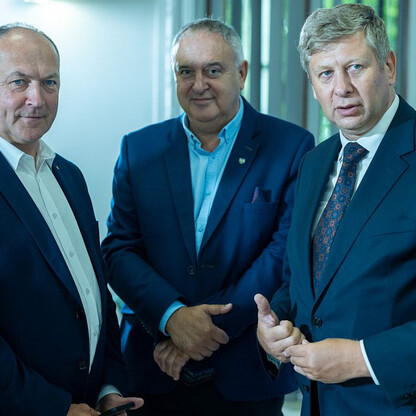 Wręczone dotacje dla 22 gmin z przeznaczeniem dla Ochotniczych Straży Pożarnych. fot. Andrzej Grygiel / UMWS