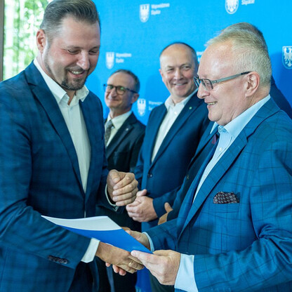 Wręczone dotacje dla 22 gmin z przeznaczeniem dla Ochotniczych Straży Pożarnych. fot. Andrzej Grygiel / UMWS
