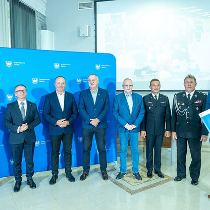 Wręczone dotacje dla 22 gmin z przeznaczeniem dla Ochotniczych Straży Pożarnych. fot. Andrzej Grygiel / UMWS
