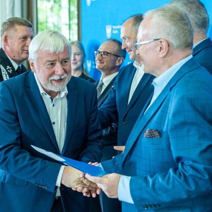 Wręczone dotacje dla 22 gmin z przeznaczeniem dla Ochotniczych Straży Pożarnych. fot. Andrzej Grygiel / UMWS
