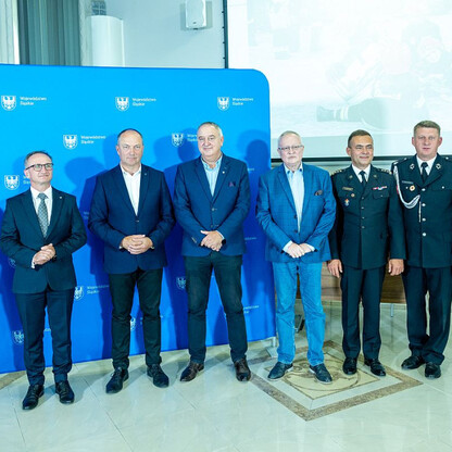Wręczone dotacje dla 22 gmin z przeznaczeniem dla Ochotniczych Straży Pożarnych. fot. Andrzej Grygiel / UMWS