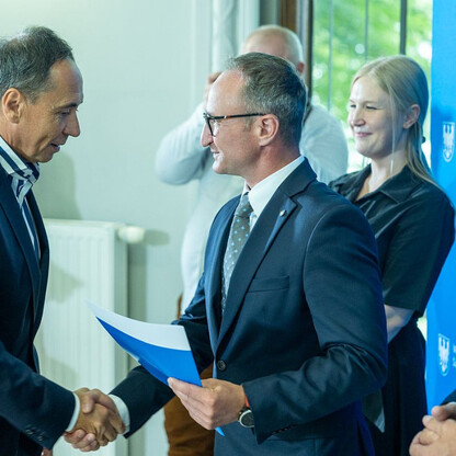 Wręczone dotacje dla 22 gmin z przeznaczeniem dla Ochotniczych Straży Pożarnych. fot. Andrzej Grygiel / UMWS