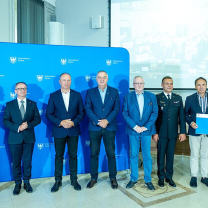 Wręczone dotacje dla 22 gmin z przeznaczeniem dla Ochotniczych Straży Pożarnych. fot. Andrzej Grygiel / UMWS