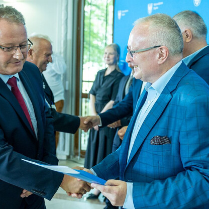 Wręczone dotacje dla 22 gmin z przeznaczeniem dla Ochotniczych Straży Pożarnych. fot. Andrzej Grygiel / UMWS
