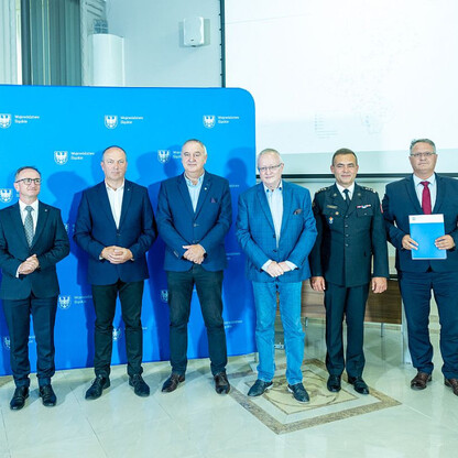 Wręczone dotacje dla 22 gmin z przeznaczeniem dla Ochotniczych Straży Pożarnych. fot. Andrzej Grygiel / UMWS