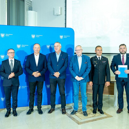 Wręczone dotacje dla 22 gmin z przeznaczeniem dla Ochotniczych Straży Pożarnych. fot. Andrzej Grygiel / UMWS