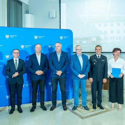 Wręczone dotacje dla 22 gmin z przeznaczeniem dla Ochotniczych Straży Pożarnych. fot. Andrzej Grygiel / UMWS